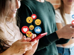 “Intossicano gli adolescenti”: la sfida ai social